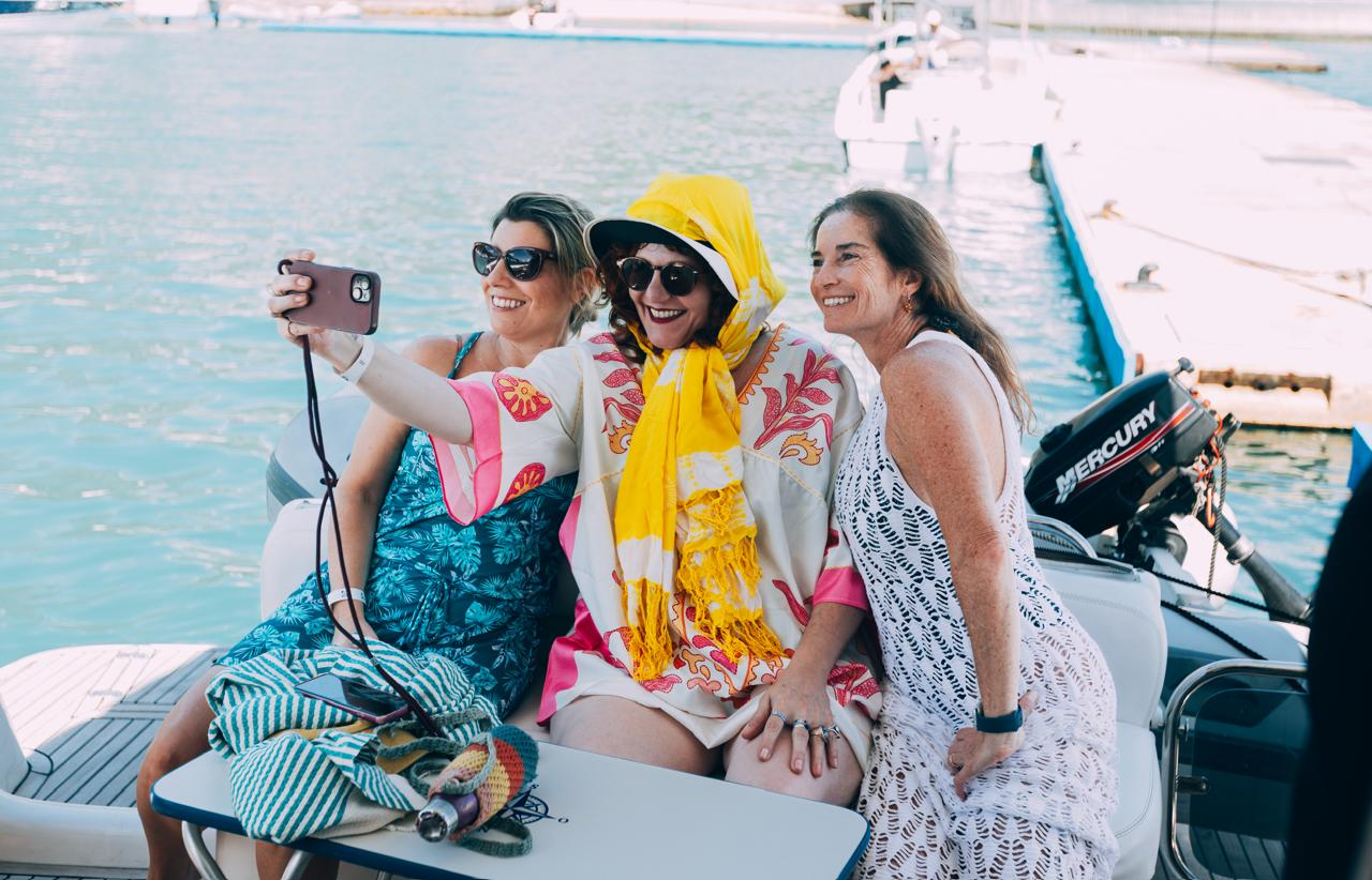 Mulheres no passeio de barco