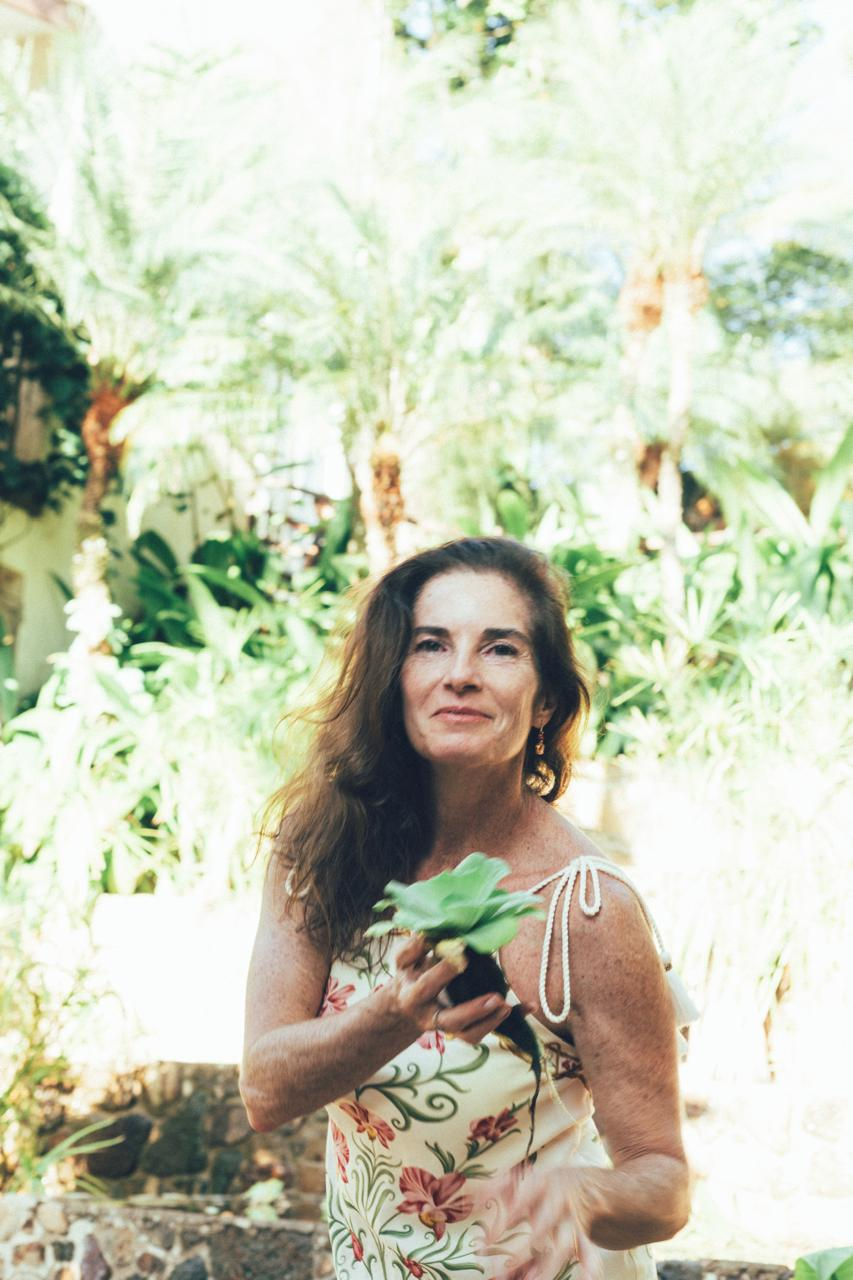 Vanessa Valle no jardim