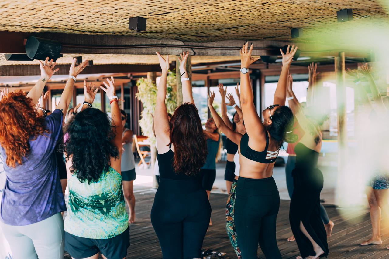 Yoga em grupo · braços ao alto